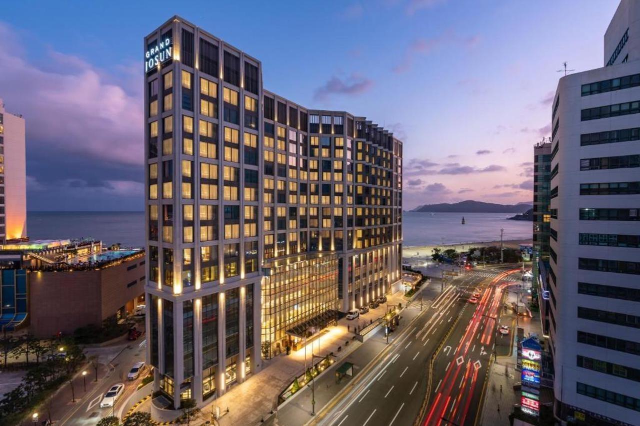 Grand Josun Busan Bagian luar foto The hotel at night