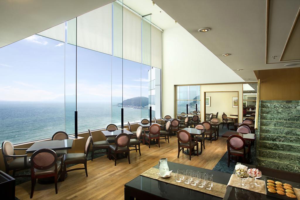 Grand Josun Busan Bagian luar foto The Club Lounge at Hong Kong International Airport