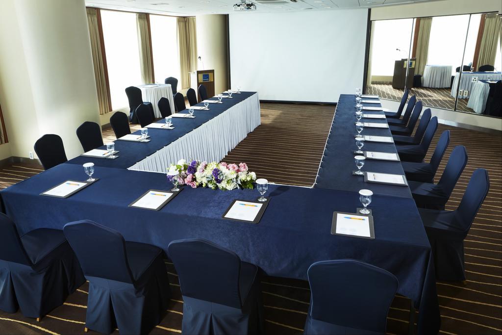 Grand Josun Busan Bagian luar foto U-shaped table layout