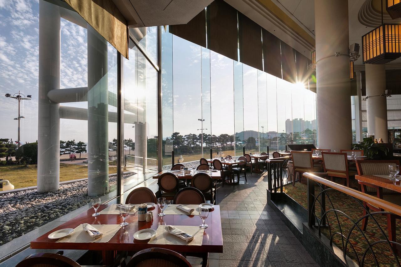 Grand Josun Busan Bagian luar foto The interior of the restaurant